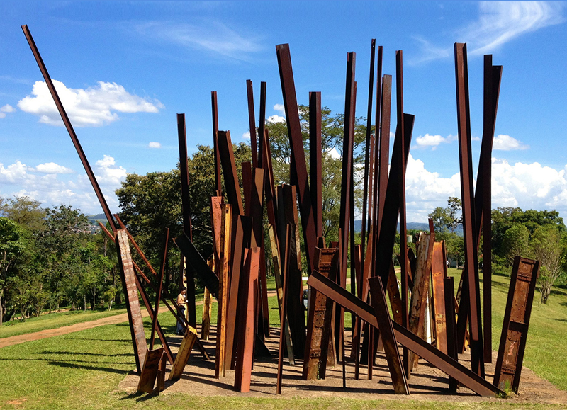 Escultura "Beam Drop", de Chris Burden no complexo do instituto | Reprodução Google Imagem