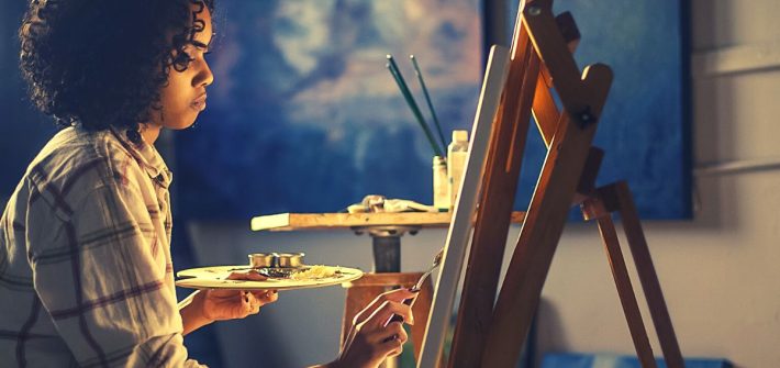mulher pintando um quadro de arte